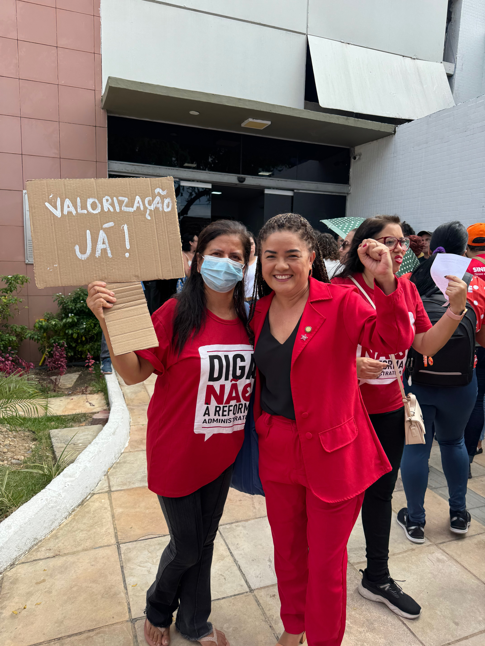 Professora Adriana Almeida em novo registro de campanha com participação popular